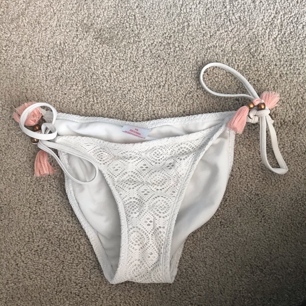 🍄white bikini bottoms w/ pink tassels w/ ties
